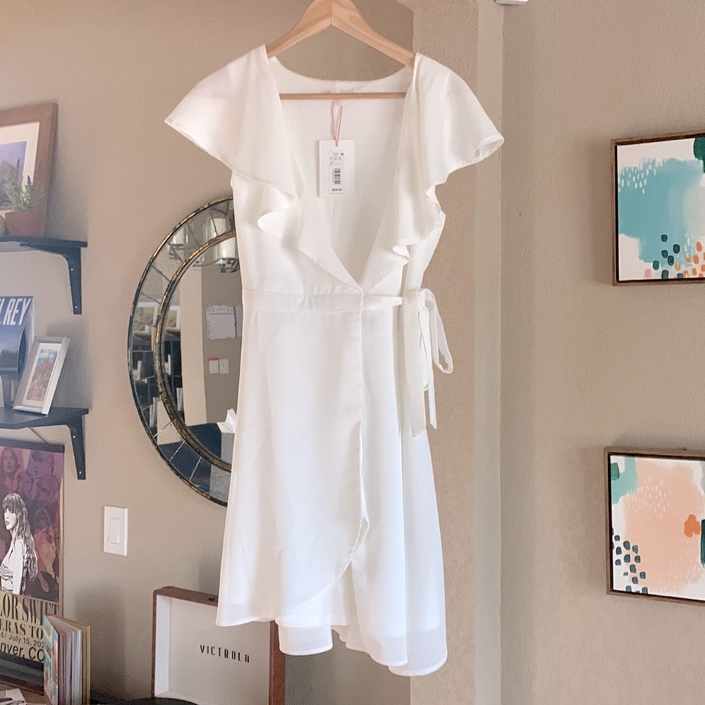 Beautiful white minidress, perfect for engagement party!